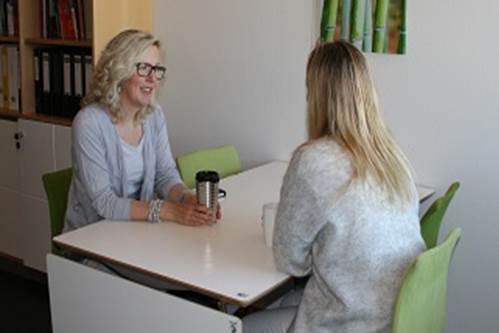 To personer i samtale. Foto.